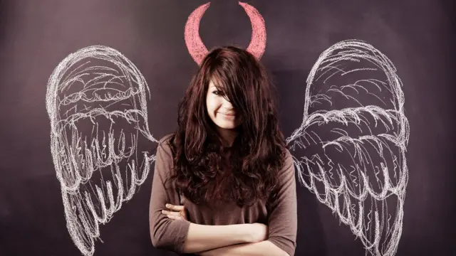 mujer con alas y cuernos