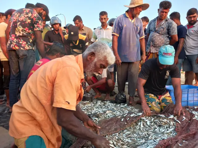 මාළු අලෙවි කිරීමද මාදැලේ හිමිකරැට අවශ්‍ය පරිදි කළ නොහැකිය. ඒ සඳහා මාදැල වට කරන්නා නැතහොත් මරක්‌කලහේගේ ඇතුළු පිරිසගේ එකඟත්වය ලබාගත යුතුය.