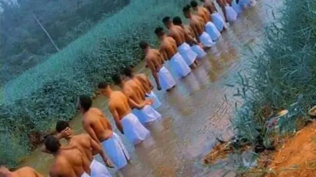 Ụmụokoroọbịa na-asa ahụ na mmiri ma mara akwa ọcha.