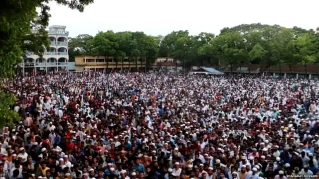 ਨੁਸਰਤ ਦੀ ਅੰਤਿਮ ਵਿਦਾਈ ਮੌਕੇ ਉਸ ਨੂੰ ਸ਼ਰਧਾਂਜਲੀ ਭੇਂਟ ਕਰਨ ਲਈ ਇਕੱਠੀ ਹੋਈ ਭੀੜ