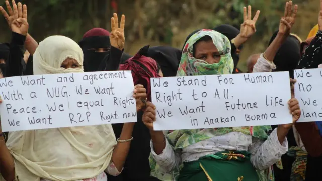 মিয়ানমারের এনইউজি'র সঙ্গে চুক্তির আহ্বান জানিয়ে বাংলাদেশে রোহিঙ্গা শরণার্থীদের বিক্ষোভ