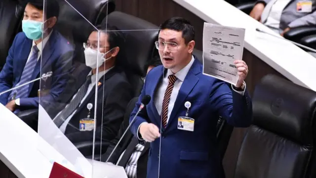 นายรังสิมันต์ โรม โชว์เอกสารคำให้การของ พล.ต.ต. ปวีณ ต่อทางการออสเตรเลียเพื่อใช้ประกอบคำขอลี้ภัย ในระหว่างอภิปรายทั่วไปโดยไม่ลงมติเมื่อ 18 ก.พ.