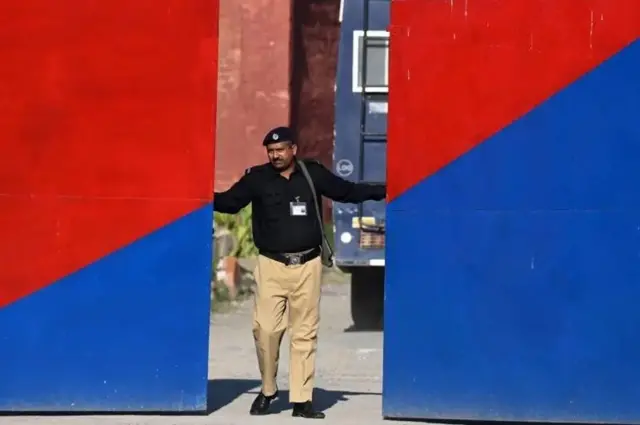 ਜੇਲ੍ਹ ਦੇ ਗੇਟ ਕੋਲ ਖੜ੍ਹਾ ਪੁਲਿਸ ਮੁਲਾਜ਼ਮ