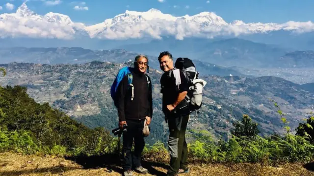 गायक अमृत गुरुङ र लेखक गिरीश गिरी