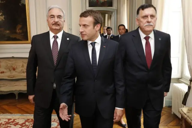 الرئيس الفرنسي إيمانويل ماكرون و فايز السراج وخليفة حفتر 2017