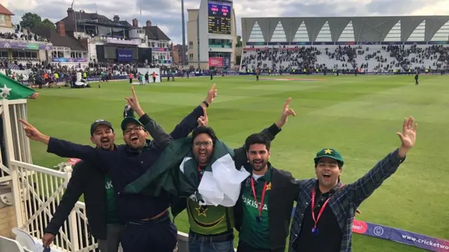 اسد حسنین (درمیان میں) اپنے دوستوں کے ہمراہ