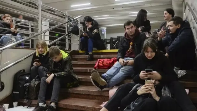 Киевда кўплар яна метрода жон сақлаяпти.