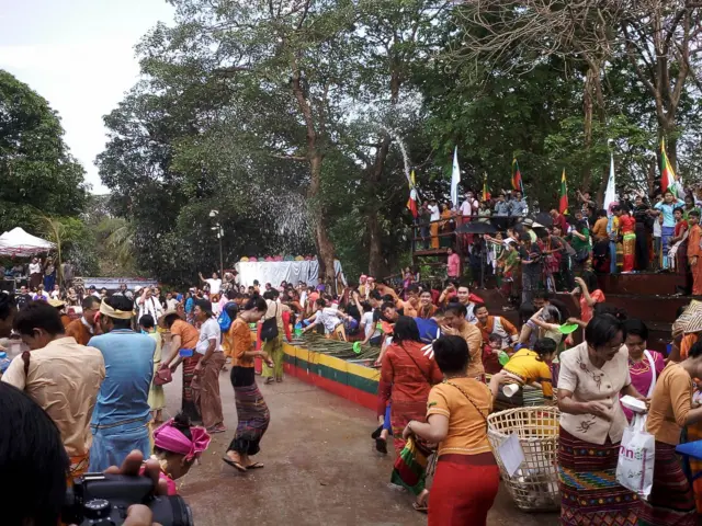 ရိုးရာဝတ်စုံ, ရေပက်,ရှမ်းသင်္ကြန်