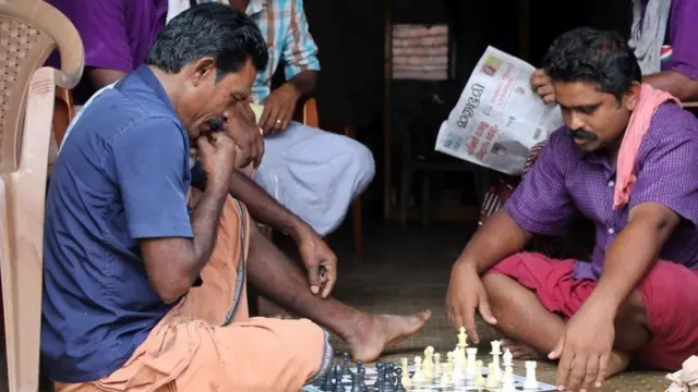 Dos personas jugando ajedrez en el pueblo indio
