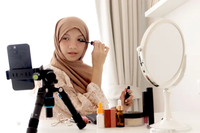 ஹிஜாப், இஸ்லாம், சமூக ஊடகங்கள், இணையம், மதம்