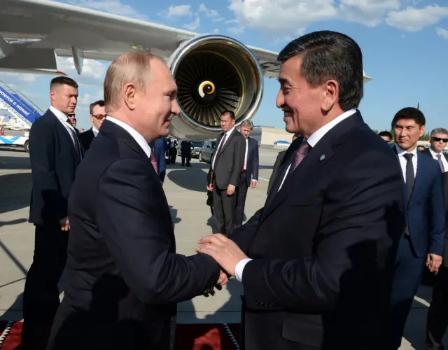 Эл аралык «Манас» аэропортунан Владимир Путинди президент Сооронбай Жээнбеков өзү тосуп чыкты