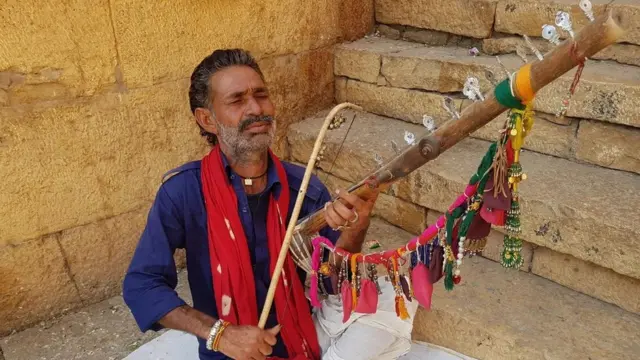 يوفر السكان داخل أسوار القلعة منذ أكثر من 800 عام الخدمات التي يحتاجها المسافرون القادمون عبر الصحراء