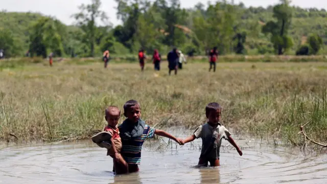 সীমান্ত অতিক্রম করে নো-ম্যান্স ল্যান্ডের দিকে এগিয়ে আসছে রোহিঙ্গা শরণার্থীরা।