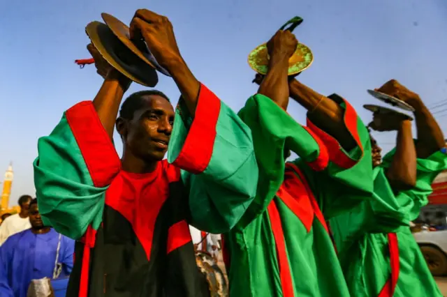 الخرطوم، السودان - 28 سبتمبر/أيلول: سودانيون يشاركون في عرض بمناسبة مولد النبي محمد، في الخرطوم، السودان، في 28 سبتمبر/أيلول 2022. وانطلق العرض من مسجد البرهانية.