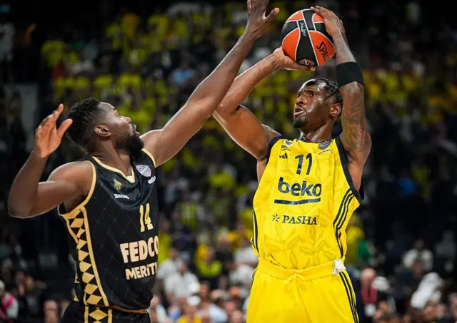 Maçın En Değerli Oyuncusu seçilen ABD'li yıldız Nigel Hayes-Davis.