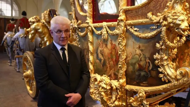 왕실 마차 앞에서 설명하는 오츠