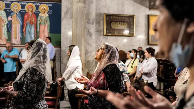 مسيحيون من طائفة الروم الأرثوذكس خلال قداس الأحد في كنيسة القديس بورفيريوس بمدينة غزة