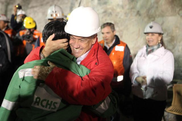 Sebastián Piñera abraza a un minero que fue rescatado de una mina en Copiapó en octubre de 2010.