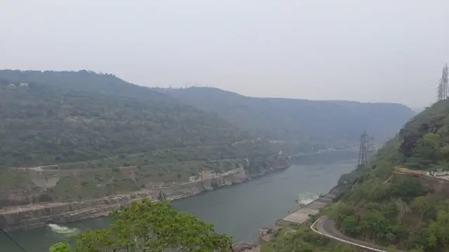 రెండు రాష్ట్రాల మధ్య వివాదం కారణంగా కృష్ణానదీ యాజమాన్యం కేంద్రం చేతులలోకి వెళ్లింది