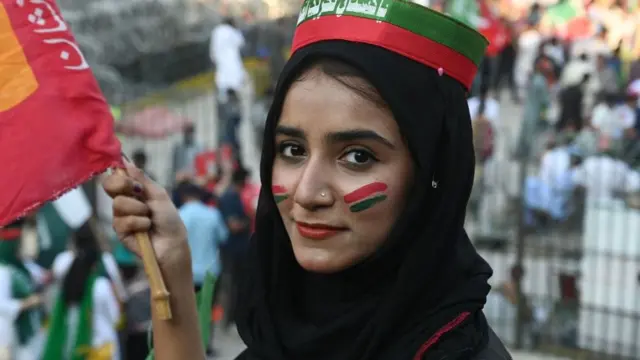 ইমরান খানের দল পিটিআইয়ের একজন নারী কর্মী