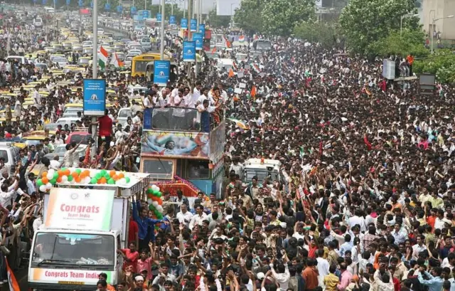 2007ம் ஆண்டில் மகேந்திர சிங் தோனியின் தலைமையில் டி20 உலகக் கோப்பையை இந்திய அணி வென்றபோது, விமான நிலையத்திலிருந்து பிசிசிஐயின் தலைமையகமான வாங்ஹடே மைதானத்தை வெற்றி ஊர்வலம் அடைவதற்கு ஆறு மணிநேரமானது