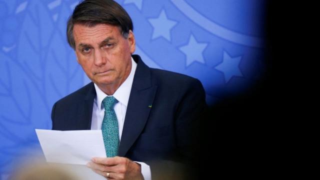 Bolsonaro sentadobaixar eurowinevento com feição séria olhando para frente