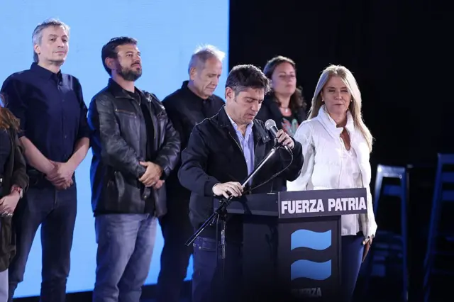 Axel Kicillof, gobernador de la provincia de Buenos Aires, frente a un podio que lee "Fuerza Patria", rodeado de otros líderes de la oposición