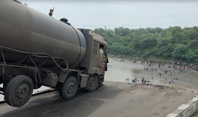 બીબીસી ગુજરાતી વડોદરા પુલ અકસ્માત વાહન મહીસાગર નદી ગંભીરા બ્રિજ 