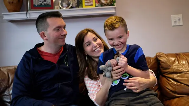 Jacob Lemay, un niño transgénero de Estados Unidos, con sus padres Joe and Mimi
