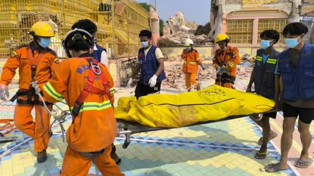  စစ်ကိုင်းမြို့၊ ဆွမ်းဦးပုညရှင် အဆောက်အအုံပြိုကျပြီး‌နောက် မတ် ၃၀ ရက်မြင်ကွင်း 