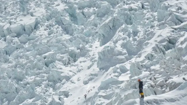 खुम्बु आइसफल