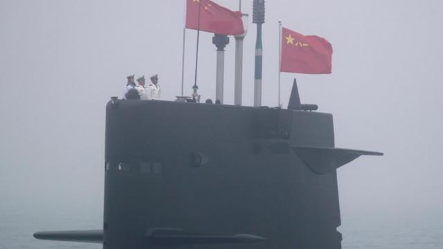 Một tàu ngầm Vạn lý Trường thành 236 của Hải quân Quân đội Giải phóng Nhân dân Trung Quốc (PLA), được truyền thông nhà nước Trung Quốc tung hô là một loại tàu ngầm thông thường mới, tham gia một cuộc diễu hành hải quân để kỷ niệm 70 năm thành lập Hải quân PLA của Trung Quốc. ở vùng biển gần Thanh Đảo, phía đông tỉnh Sơn Đông hôm 23/4