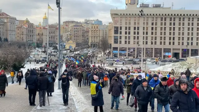 Колонна сторонников Порошенко идет к офису президента