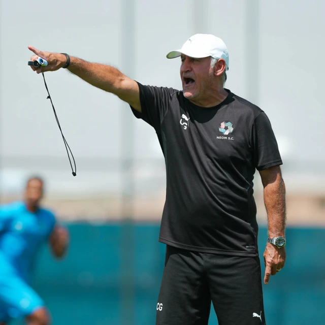 Siyah spor kıyafetleri giyen Christophe Galtier antrenmanda futbolcularına direktif veriyor.