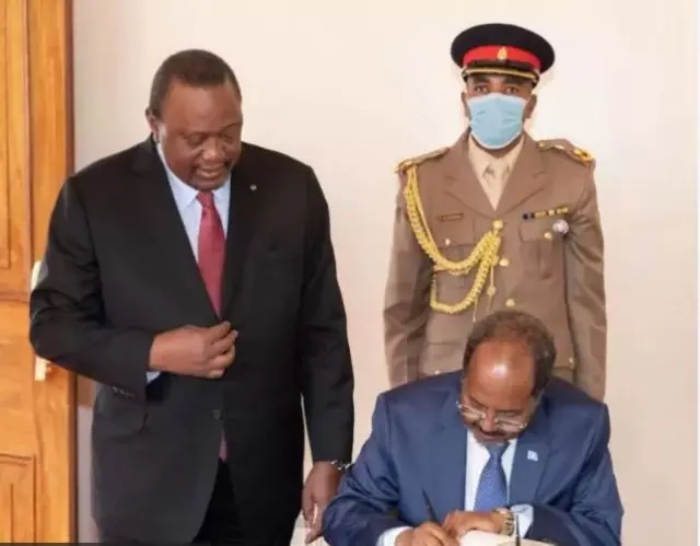 Xasan Sheekh iyo Uhuro oo kala saxiixanaya heshiiskii qaadka iyo Kalluunka