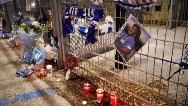 Altares en honor de Maradona en Nápoles.