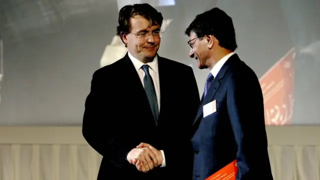 سبق أن توج الشاعر محمود درويش بالجائزة نفسها في عام 2004