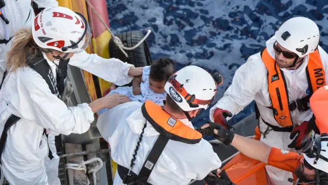 операция по спасению пассажиров с тонущего судна