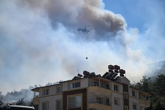 Hatay'ın Antakya ilçesinde yangın yerleşim yerlerine sıçradı (1 Temmuz 2025)