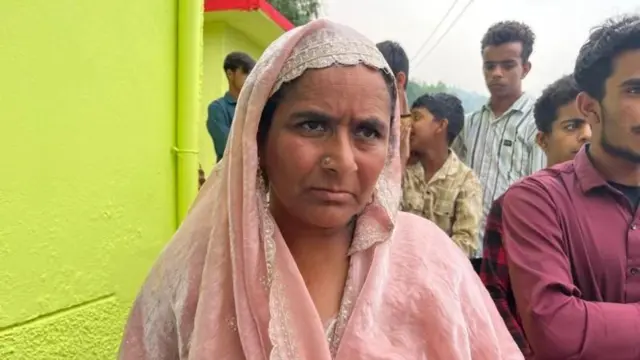 एलओसीजवळ पूंछमध्ये राहणाऱ्या सफरीन यांना त्यांचं घर सोडून दुसऱ्या ठिकाणी जावं लागलं आहे.