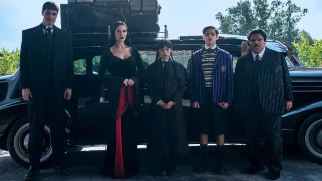 Сім'я Аддамс, на фото в середу, стоїть біля автомобіля