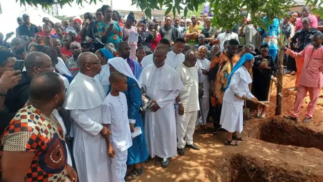 Ikwu, ibe, ndị obodo na ndị ụka gbakọtara n'ihu ili ụmụaka ahụ.