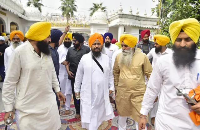 ਗਿਆਨੀ ਹਰਪ੍ਰੀਤ ਸਿੰਘ ‘ਆਪ’ ਆਗੂ ਰਾਘਵ ਚੱਢਾ ਦੇ ਵਿਆਹ ਸਮਾਗਮ ਵਿੱਚ ਜਾਣ ’ਤੇ ਵੀ ਸਿਆਸੀ ਆਗੂਆਂ ਦੇ ਨਿਸ਼ਾਨੇ ’ਤੇ ਆਏ ਸਨ।