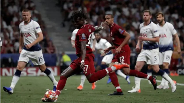 টটেনহ্যামের দিকে বল ঠেলে নিয়ে যাচ্ছেন লিভারপুলের দিভোক ওরিগি