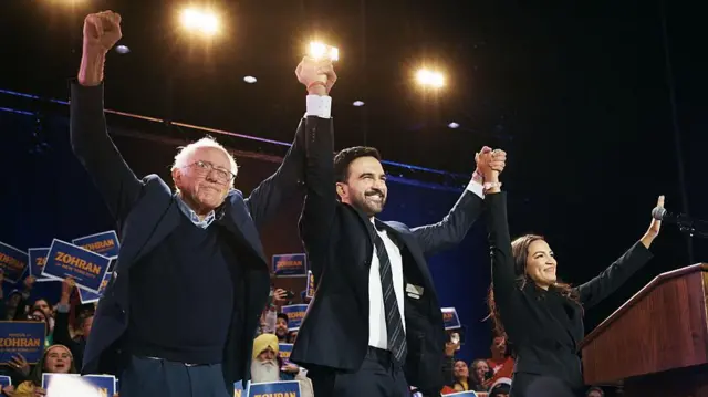 El alcalde de Nueva York, Zohran Mamdani, el senador Bernie Sanders y la representante Alexandria Ocasio-Cortez el 26 de octubre de 2025 en Nueva York.