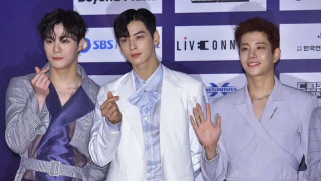 Tiga anggota Astro, Moonbin, Cha Eun-Woo, dan MJ, hadir di Koser Dream ke-27 di Concert at Seoul World Cup Stadion pada 26 Juni 2021