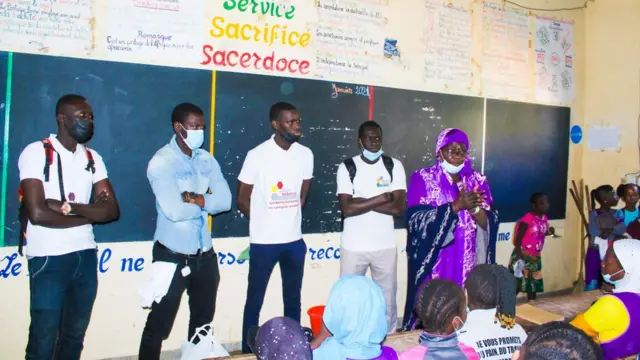 Distribution de des kits de protections hygiéniques par les Abeilles solidaires