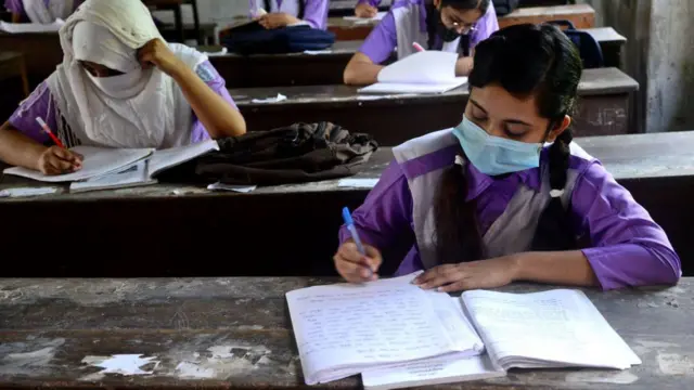 শ্রেণিকক্ষে পড়াশোনা করছেন শিক্ষার্থীরা