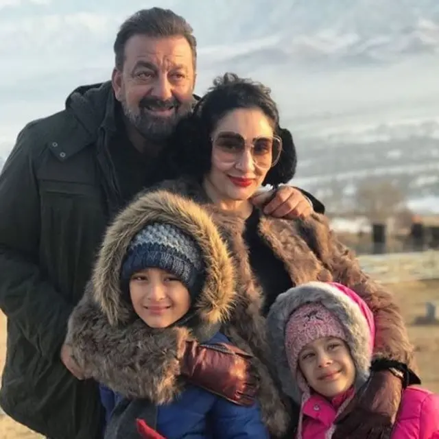 संजय दत्त अपने परिवार के साथ