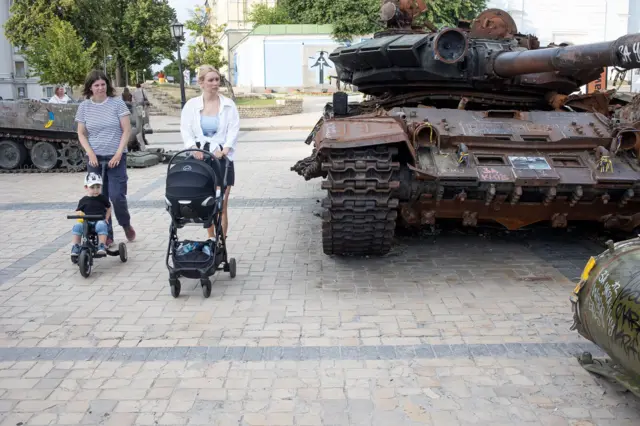 Xe tăng quân Nga bị bỏ lại được trưng bày ở trung tâm Kyiv